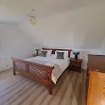 The House, Cong