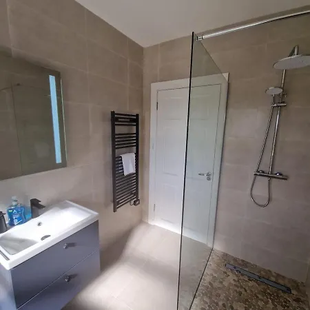 The House, Cong 펜션